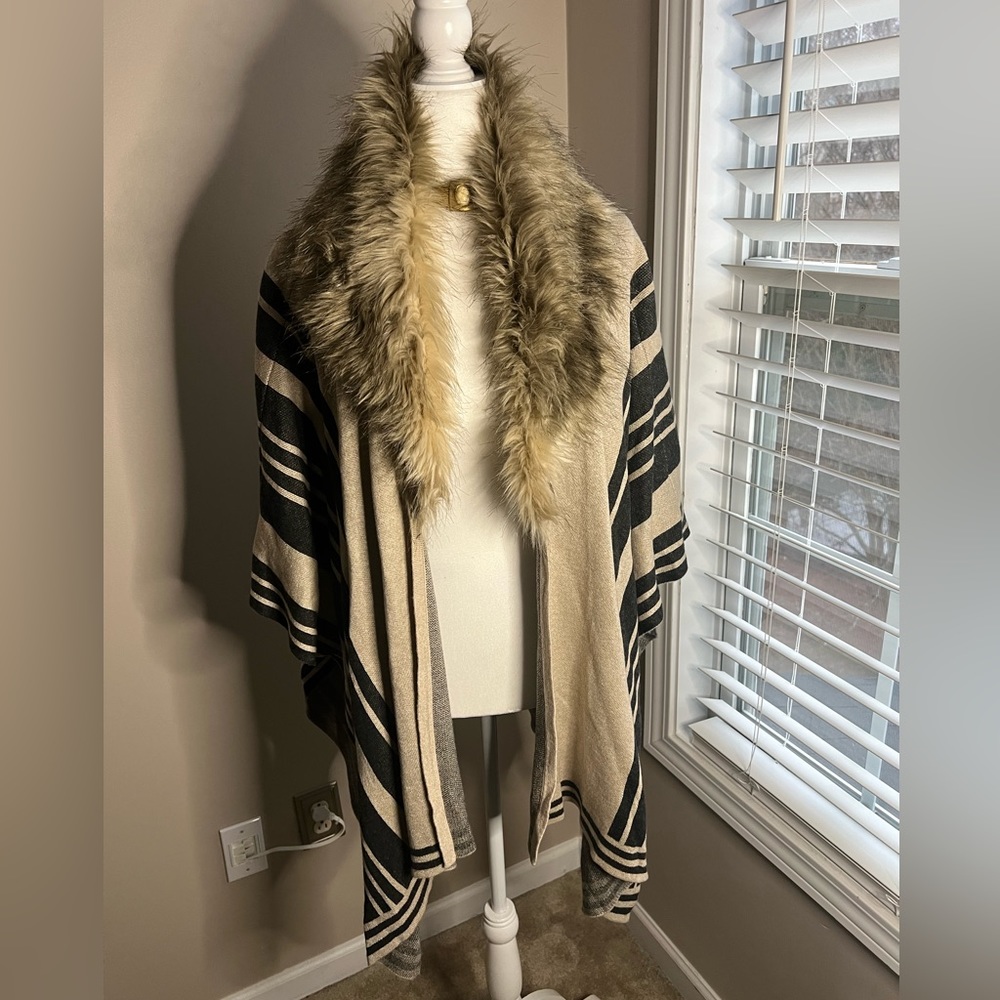 NWT Merona shawl with faux fur collar